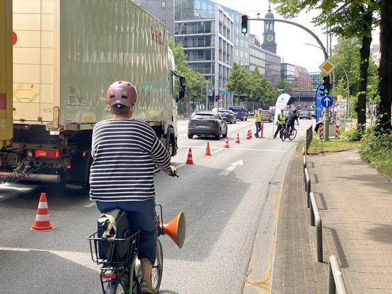 Radfahrer:innen auf Straße Foto: Kay Brockmann