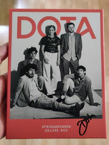 Foto der brandneuen, handsignierten "Springbrunnen Deluxe Box" von Dota mit CD, Bonus-CD, Live-CD, Liederbuch und Aufkleber