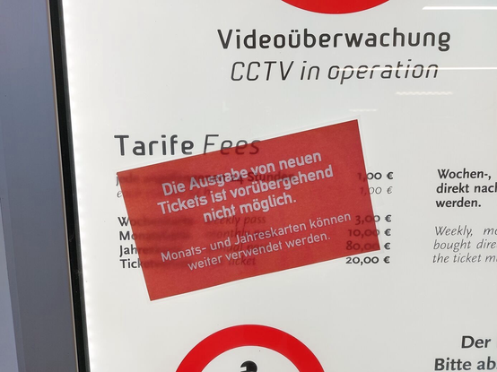 Rotes Schild an einem Fahrkartenautomaten: „Die Ausgabe von neuen Tickets ist vorübergehend nicht möglich. Monats- und Jahreskarten können weiter verwendet werden.“