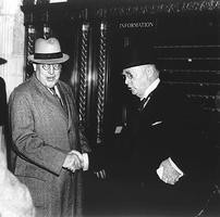 Aberhart, William
William Aberhart, avec à sa droite le premier ministre R.B. Bennett.
(avec la permission des Provincial Archives of Alberta)