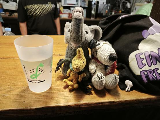 Trötifant, Woodstock und Snoopy haben ein Glas Wasser im Glas des Club Excelsior von Grigny