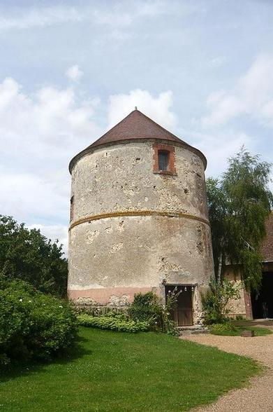 Bâtiments et sols de l'ancienne ferme seigneuriale à #Néron (#EureEtLoir) La ferme est composée de deux corps de bâtiments de hauteur différente, reliés en leur angle par une tourelle. Les façade sur rue sont t...
Suite 👉 https://monumentum.fr/monument-historique/pa28000055/neron-batiments-et-sols-de-lancienne-ferme-seigneuriale
#Patrimoine #MonumentHistorique
Photo CC-BY-SA 4.0 : Le Passant