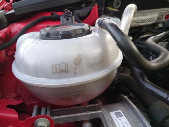 VW-Ausgleichsbehälter mit Aufschrift „mit silikat“ und Silkatbeutel

VW coolant expansion tank with "mit silikat" and silicate bag inside