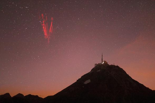 Les feux de la Saint Jean

Avez-vous vu les farfadets il y a deux nuits, qui déflagraient au-dessus du Pic du Midi ?

C'est un peu une question piège : les voir à l'œil nu serait fabuleux mais souvent utopiste. Comme pour les autres ambiances nocturnes, grâce à la sensibilité (et au temps de pose dans de nombreuses situations), les appareils photo ont parfois la capacité de mieux voir que nous... 

Les farfadets, ou sylphes rouges ( "sprites" en anglais) sont un phénomène qui conserve une grande part de mystère. Ils se produisent au-dessus d'orages très actifs, ici les grosses cellules qui ont longé la côte Ouest la nuit dernière, passant au-dessus des Landes et occasionnant au passage quelques dégâts.... Ils font partie des TLE, les phénomènes lumineux transitoires (en plus des farfadets, on trouve des jets, des gnomes, ... tout un programme !). Si la potentialité de leur existence a été envisagée dès les années 1920, il a fallu attendre les années 1990 pour que le premier soit observé... par hasard ! 

Ces lumières étranges, très hautes (entre 40 et 140 km d'altitude) seraient provoquées par des perturbations ionisantes au-dessus d'un cumulonimbus, et dûes à des éclairs positifs de grande taille entre le nuage et la Terre. D'autres hypothèses restent envisagées... 

(suite sur l'image suivante !)