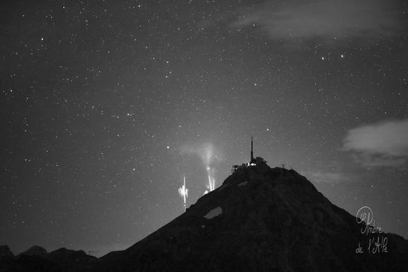 Arrivés en haut – sous le regard inquisiteur d'un troupeau – je pars explorer le point de vue suivant. La silhouette du Pic est là, toute proche, imposante au-dessus de la plaine. Par à-coups, des éclairs lointains illuminent l'horizon. Sur les boîtiers de Jeff, les vidéos semblent déjà révéler les éclats furtifs rouges des sylphes convoités. 

Moi, je lance une série de photos, mais je ne vois que le bleu crépusculaire et un voile ondulant. Une belle ambiance, en somme, mais rien d'improbable alors que les curieux flashs rouges paraissent se multiplier. Sur mon appareil, ils sont invisibles. Allez, encore une photo ou deux et je redescends. Pourquoi pas un test au 85 ? Sans doute le cadrage sera-t-il trop serré, mais l'objectif est plus lumineux... Allez, au moins pour tester... Dès la première série d'image, un groupe de farfadets, ces méduses rouges en lévitation ou carottes volantes, se dessine. Incroyable !

A force de dire « encore une photo et j'y vais », la nuit est complètement tombée, le voile s'est éloigné, et il est bientôt une heure du matin... L'antenne du pic se découpe parfois devant les lointaines lueurs de la foudre qui ravage la côte. Seul un bâtiment est éclairé, est la voie lactée lance son pont nacré au-dessus des monts. Un vent frais fait vibrer les trépieds et devant, un ver luisant s'est allumé. Tout semble désormais un peu plus indomptable...