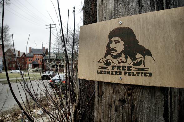 Free Leonard Peltier sign, March 2009. By kenny - KARPOV THE WRECKED TRAINUploaded by SaltyBoatr, CC BY 2.0, https://commons.wikimedia.org/w/index.php?curid=8540648