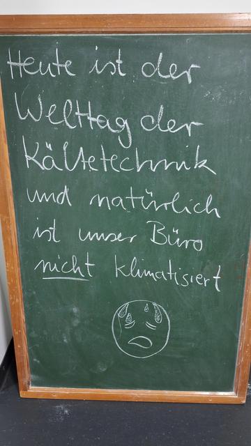 Heute ist der Welttag der Kältetechnik und natürlich ist unser Büro nicht klimatisiert.