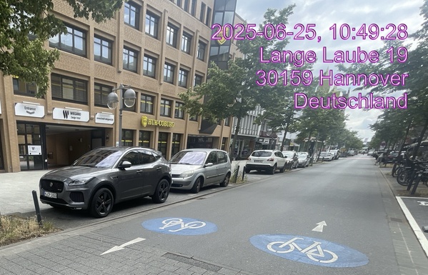 Exklusive .reine Fahrradstrasse mit illegaler Autogewalt da Weder Die Polizei noch politischen Entscheider - Nögel mit köpfen machen.