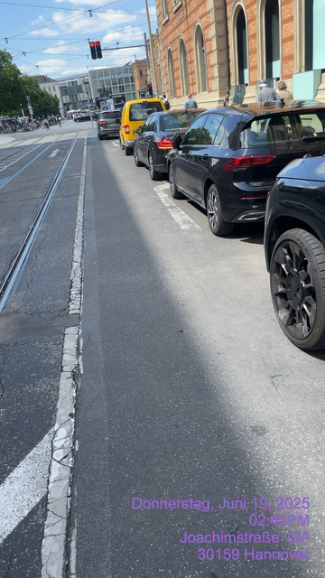 Eigentlich  beginnen/ Enden die Vorrangigen urbanen <> Regionalen RadWegeNetz  am HBF Hannover- aber die konservativen Parteien halten an Öffentlichen Autolagerflächen im Öffentlichen Straßenverkehrsraum fest- obwohl die.Parkhäuser 24/7 Geöffnet haben.