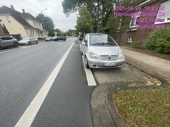 In Wietze / Aller -FahhradSchutzstreifen ohne Dooring Zone - Alle Autos fliegen über Die breite  Breite Trennungslinie-Werden gefährdend in der Nicht vorhandenen Dooring Zone abgestellt