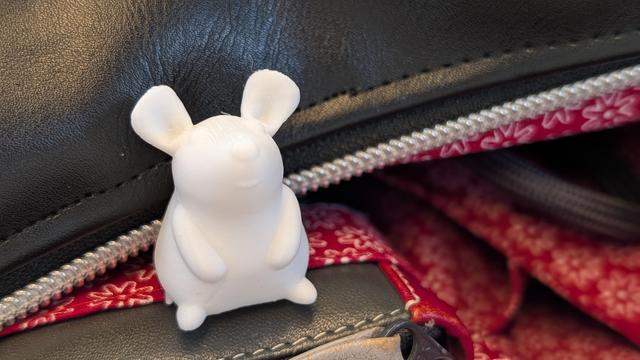 Maus auf dem Weg zur Party