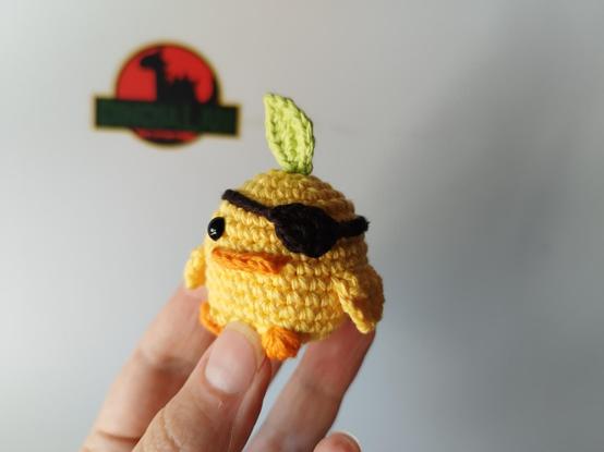 Pollo limón tejido a crochet con un parche en el ojo