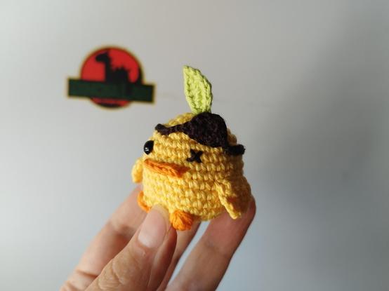 El mismo pollo limón con el parche levantado en el que se le ve una X en el ojo que falta