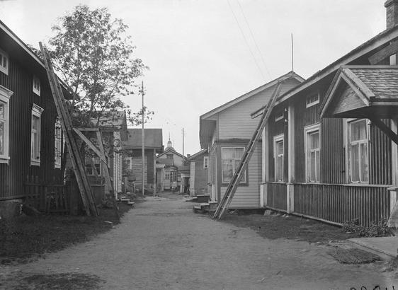 puurakennuksia Iissä. (1924, Museovirasto, Historian kuvakokoelma)

Alkuperäinen mustavalkoinen valokuva, jonka on ottanut Signe Brander.