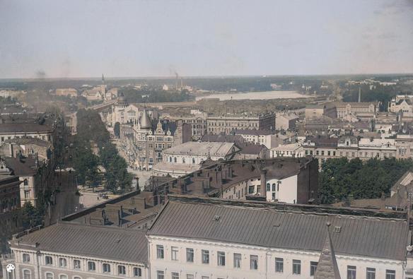 Näköala Erottajan pääpaloaseman (nykyinen Erottajan pelastusasema) tornista pohjoiseen päin, Heikinkatujen (nykyinen Mannerheimintie) suuntaan. (1909, Helsingin kaupunginmuseo)

Alkuperäisen valokuvan on ottanut Ivan Timiriasew. Tämä kuva on keinotekoisesti väritetty DeOldify-algoritmilla.