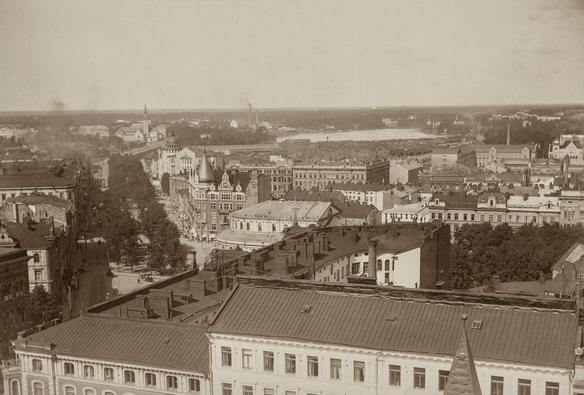 Näköala Erottajan pääpaloaseman (nykyinen Erottajan pelastusasema) tornista pohjoiseen päin, Heikinkatujen (nykyinen Mannerheimintie) suuntaan. (1909, Helsingin kaupunginmuseo)

Alkuperäinen mustavalkoinen valokuva, jonka on ottanut Ivan Timiriasew.