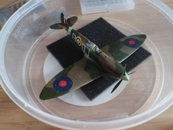 Maqueta de un Spitfire MkI dentro de un bote para protegrrla. Aun le faltan piezas por montar.