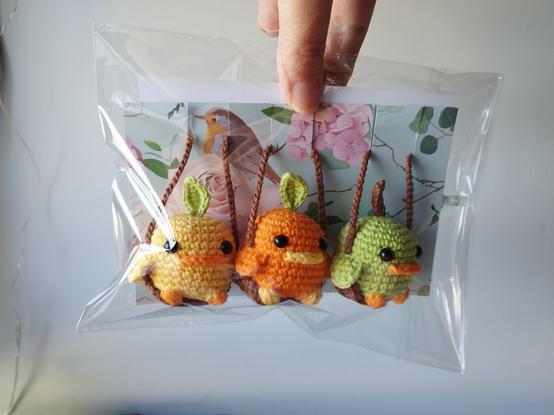 Trio de pollos macedónicos en trampolín. Tejidos a crochet (amigurumis)
Hay un polló limón, un pollo naranja y un pollo manzano