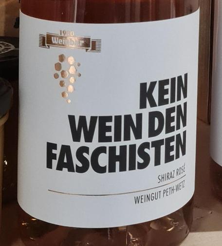 Etikett einer Flasche Shiraz Rosé aus dem Weingut Perh-Wetz. Der Wein trägt den Namen "Kein Wein den Faschisten".
Zu kaufen u.a. im Shop des FC Sankt Pauli.