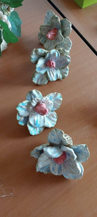 4 moulded and glazed flowers.