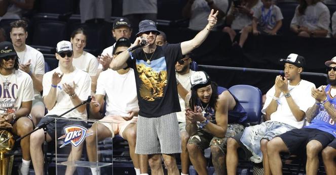 Alex Caruso repped Lakers at the Thunder championship parade