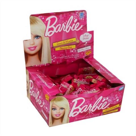 Caja de chicles con temática Barbie, mostrando la imagen de la muñeca en la parte frontal y envolturas de chicles de color rosa en su interior.