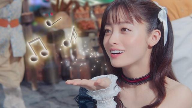 橋本環奈が“異世界”へ…　キュートなコスチューム姿　歌声も　「異世界のんびりライフ」新テレビCM「演劇の星が登場」編