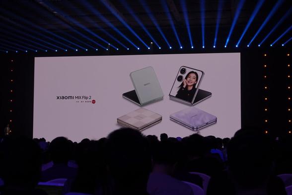シャオミがグローバルでフォルダブルスマホ「Xiaomi MIX Flip 2」を発表 - ケータイ Watch