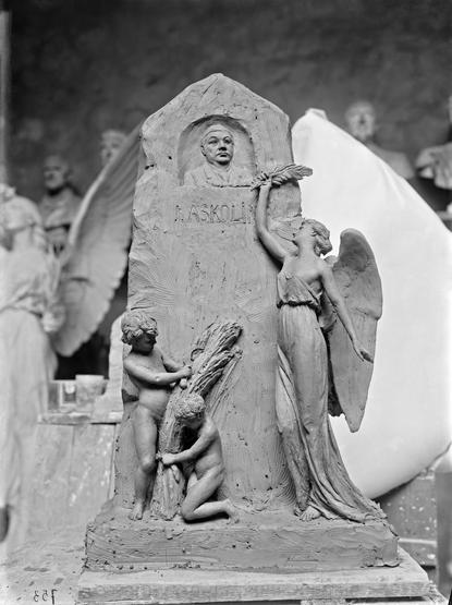 Johannes Askolinin hautapatsaan savimalli (Walter Runeberg). (1912, Helsingin kaupunginmuseo)

Alkuperäinen mustavalkoinen valokuva, jonka on ottanut Signe Brander.