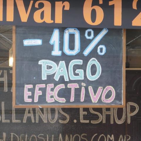 Eine Tafel in einem Ladengeschäft: "-10 % PAGO EFECTIVO", also "-10 % bei Barzahlung".