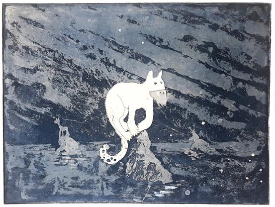 Un personnage dont la tête dépasse d'un costume de félin blanc tient difficilement sur un bout de rocher émergeant de l'eau. La silhouette d'autre animal plus loin dans la même situation. Le ciel est barré dans grandes stries et l'eau / la mer est agitée.