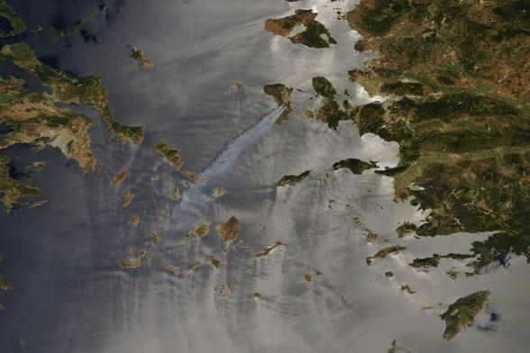 Secondo il Copernicus Emergency Management Service (CEMS), al 23 giugno gli incendi avevano bruciato circa 2.200 ettari (5.400 acri). Quella mattina, il MODIS (Moderate Resolution Imaging Spectroradiometer) del satellite Terra della NASA ha acquisito questa immagine. Forti venti hanno trasportato il fumo verso sud-ovest attraverso il Mar Egeo.
