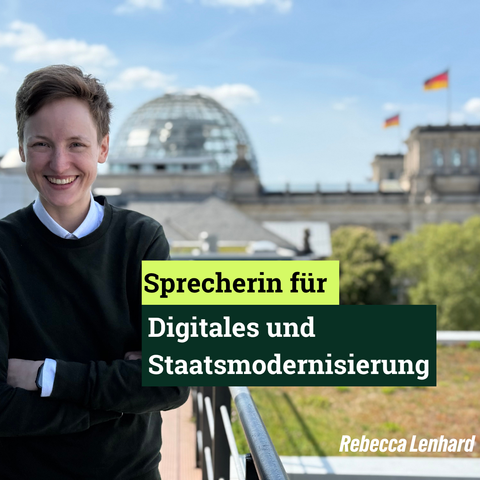 Ein Foto von Rebecca Lenhard vor dem Bundestagsgebäude. Sie lächelt in die Kamera. Auf der rechten Seite ein Schriftzug auf Grünem Hintergrund "Sprecherin für Digitales und Staatsmodernisierung"