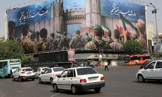 Una pancarta con mensajes antiisraelíes se ve en la azotea de un edificio en Teherán (Irán), el 14 de junio de 2025. (Fatemeh Bahrami / Anadolu via Getty Images)