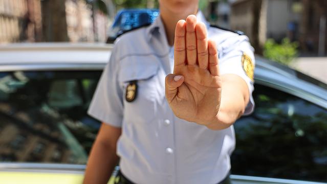 2. Bild zur Geste: Anschließend den Daumen in die Handinnenfläche legen.