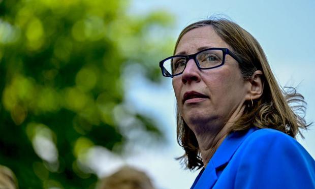 La hasta ahora embajadora de EEUU en Rusia, Lynne Tracy, en el juicio al periodista norteamericano Evan Gershkovich, el 22 de junio de 2023, en Moscú. (Sefa Karacan / Anadolu Agency via Getty Images)