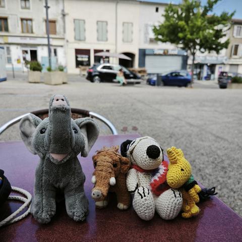 Trötifant, Snoopy, Woodstock und Manni auf dem zentralen Platz von Grigny