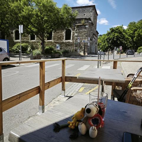 Mit einem Sirop de Cassis, vor der Kirche aus Feldsteinen.