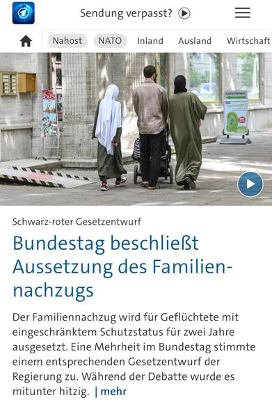 Zu sehen ist eine geflüchtete Familie: ein Mann mit Kinderwagen, flankiert von zwei Frauen und einem Kind in traditionellen Gewändern. Sie gehen an einem öffentlichen Gebäude vorbei – distanziert, fast unsichtbar in einer westlichen Großstadt. Das Bild symbolisiert die Isolation und Ausgrenzung von Menschen, die bereits Sicherheit gefunden haben, nun aber von der Politik erneut getrennt werden.
Der Kontrast zwischen familiärer Nähe und politischer Kälte macht sichtbar, wie Deutschland durch Wohlstandsverwahrlosung sein Herz verrät. Eine Regierung, die Familien trennt, ist nicht human, sondern funktionalisiert Mitgefühl zu Verwaltungsmasse.

⸻

📷 Image Description (English):

The image shows a refugee family: a man pushing a stroller, flanked by two women and a child in traditional clothing, walking past an urban government building. Their presence feels distant – almost invisible – in the modern Western cityscape. The scene captures the emotional tension between human closeness and political coldness.
It symbolizes how Germany, lost in wealth-induced moral decay, betrays its heart. A government that tears families apart cannot call itself humane – it reduces compassion to bureaucracy.🖖