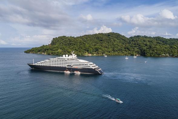 le navire scenic eclipse en rade d'une baie