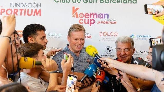 Ronald Koeman i Joan Laporta, atenent la premsa amb bon humor