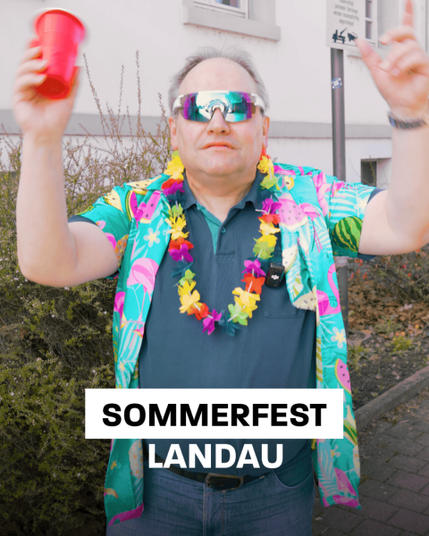 Ein Mann steht im Freien und trägt ein farbenfrohes Hawaiihemd mit tropischem Muster aus Flamingos und Wassermelonen. Er hat eine leuchtend farbige Blumenkette um den Hals und trägt eine Sonnenbrille mit reflektierenden Gläsern. In seiner rechten Hand hält er einen roten Plastikbecher, während er mit der linken Hand nach oben zeigt. Im Hintergrund ist ein Gebäude und ein Straßenschild. Der Text "SOMMERFEST LANDAU" ist in der Bildmitte zu sehen.

Bereitgestellt von @altbot, privat und lokal generiert mit Ovis2-8B, bearbeitet