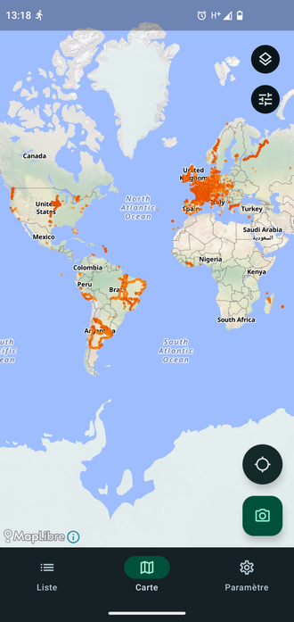 Capture d'écran de l'application baba sur Android. C'est une application qui facilite la contribution a Panoramax. On voit une mapmonde dont certaines zones dont surtout l'Europe de l'ouest et le Brésil sont couvertes de petits points rouges. Ressemble a une carte de virologie.