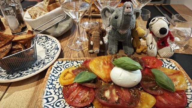 Tomatencarpaccio mit Burrata und Basilikum