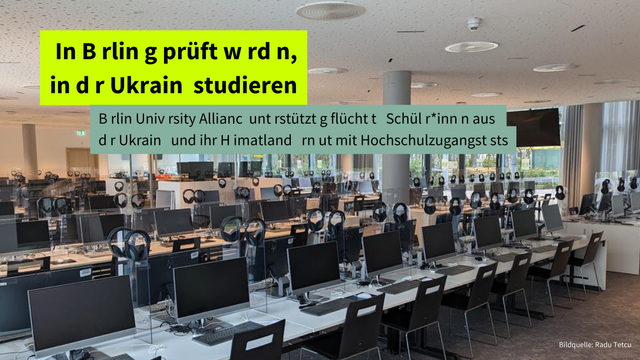 Das Bild zeigt den Computerraum einer Universität mit vielen Tischen und vielen Computern. In einem separaten Feld steht der Titel "In Berlin geprüft werden, in der Ukraine studieren" und darunter "Berlin University Alliance unterstützt geflüchtete Schüler*innen aus der Ukraine und ihr Heimatland erneut mit Hochschulzugangstests"