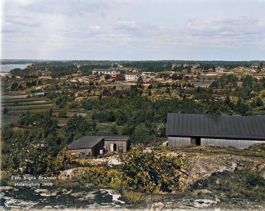 Etu-Töölö, Fjelldalin huvila-alue. (1908, Helsingin kaupunginmuseo)

Alkuperäisen valokuvan on ottanut Signe Brander. Tämä kuva on keinotekoisesti väritetty DeOldify-algoritmilla.