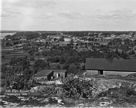 Etu-Töölö, Fjelldalin huvila-alue. (1908, Helsingin kaupunginmuseo)

Alkuperäinen mustavalkoinen valokuva, jonka on ottanut Signe Brander.