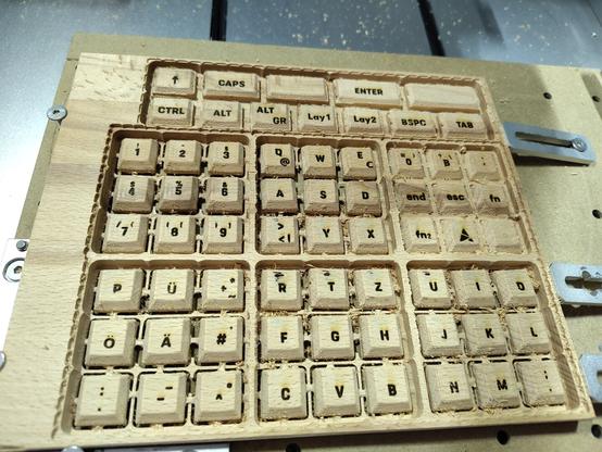 Tasten einer Tastatur die aus einem Holzbrett gefräst worden sind.