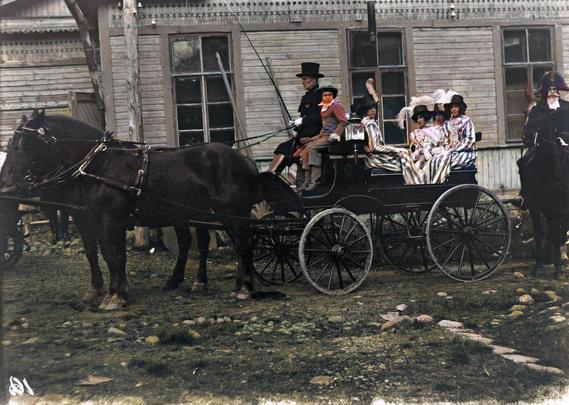 Lastenpäivät elokuussa 1922. (1922, Helsingin kaupunginmuseo)

Alkuperäisen valokuvan on ottanut Ivan Timiriasew. Tämä kuva on keinotekoisesti väritetty DeOldify-algoritmilla.