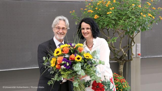 Die Vorsitzende des Universitätsrats Dr. Susanne Herre gratulierte Prof. Dr. Christoph Schneider nach der Wahl zum Rektor der Universität Hohenheim.